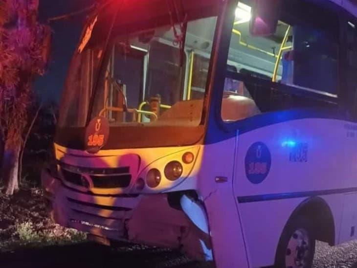 Se registra fuerte accidente entre autobús y camioneta en Córdoba