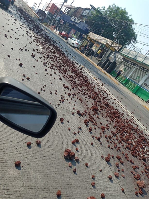 Camión de volteo deja tirada grava sobre la avenida Lázaro Cárdenas, en Xalapa