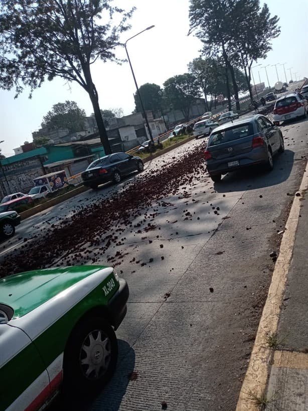 Camión de volteo deja tirada grava sobre la avenida Lázaro Cárdenas, en Xalapa