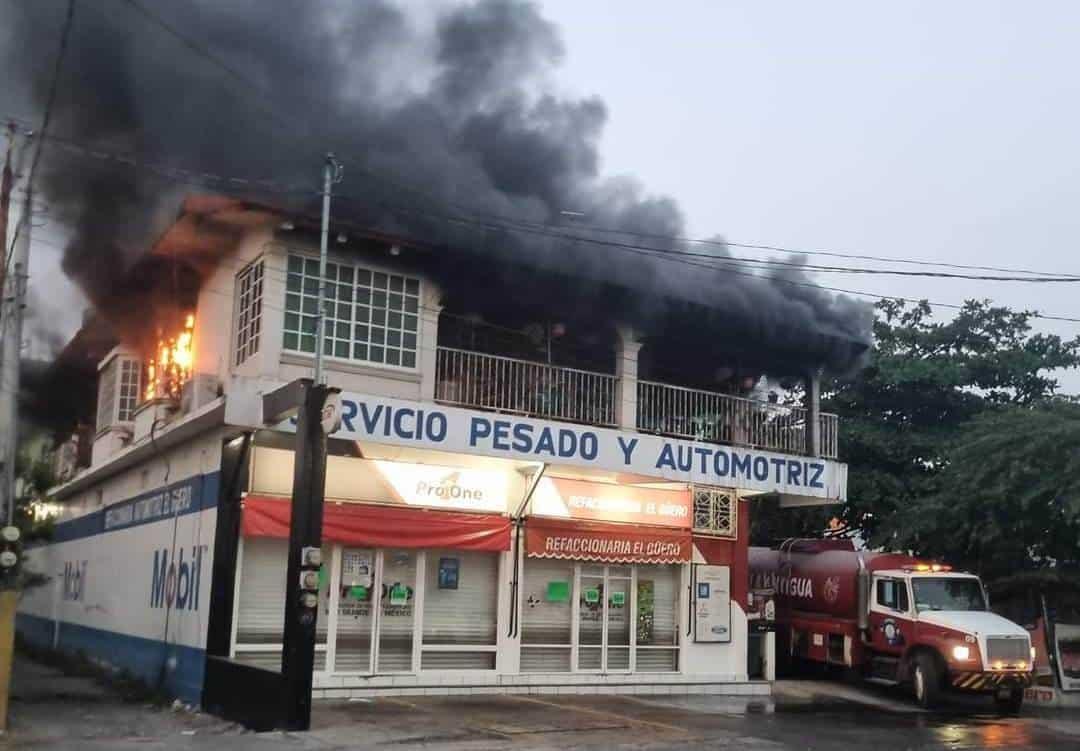 Se incendia casa en Cardel; familia sale a tiempo y se salvan