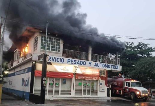 Se incendia casa en Cardel; familia sale a tiempo y se salvan