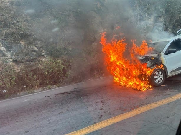 Auto se incendia mientras descendía las cumbres de Acultzingo