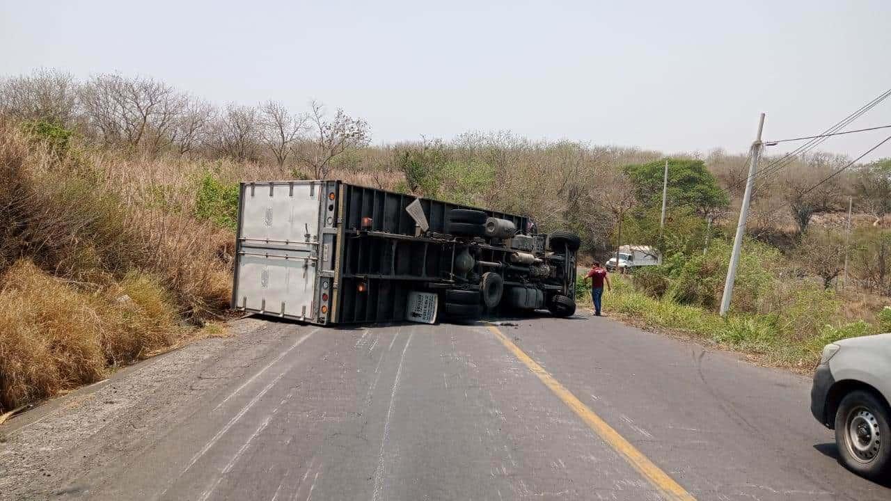 Vuelca tráiler en Paso de Ovejas y decepciona a los rapiñeros