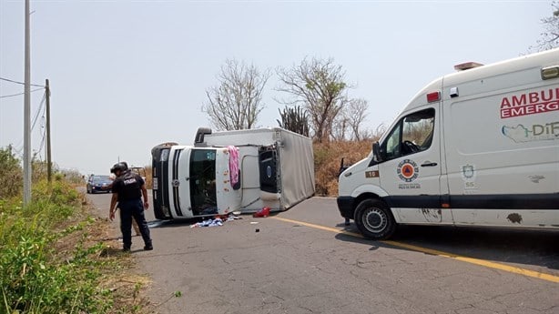 Vuelca tráiler en Paso de Ovejas y decepciona a los rapiñeros