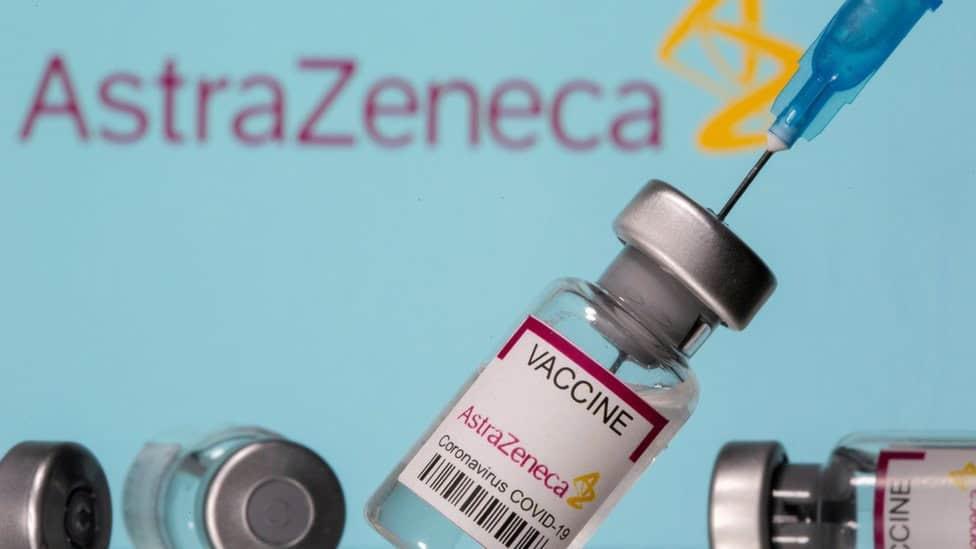 AstraZeneca explica por qué no hay riesgos con su vacuna pese a admitir trombosis