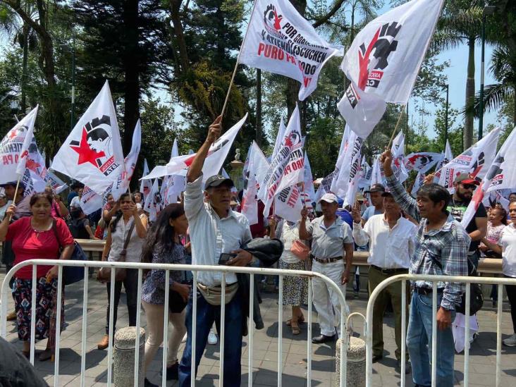 Cardenistas de Xalapa se manifiestan ante Palacio Municipal