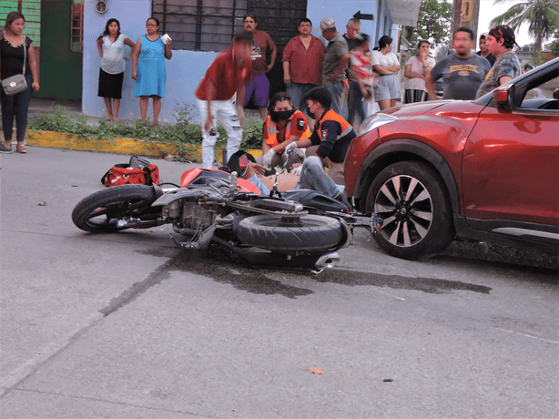 Grave accidente en colonia Hoja del Maíz deja dos motociclistas heridos en Tierra Blanca
