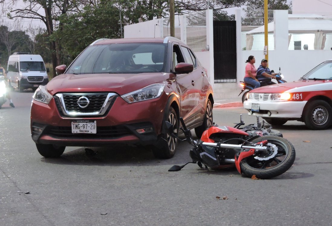 Grave accidente en colonia Hoja del Maíz deja dos motociclistas heridos en Tierra Blanca