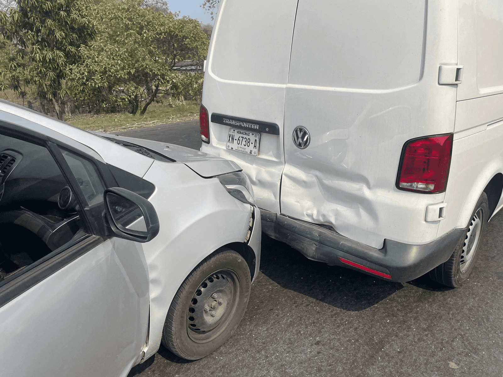 Carambola en carretera federal 145 deja tres vehículos dañados y lesiones leves