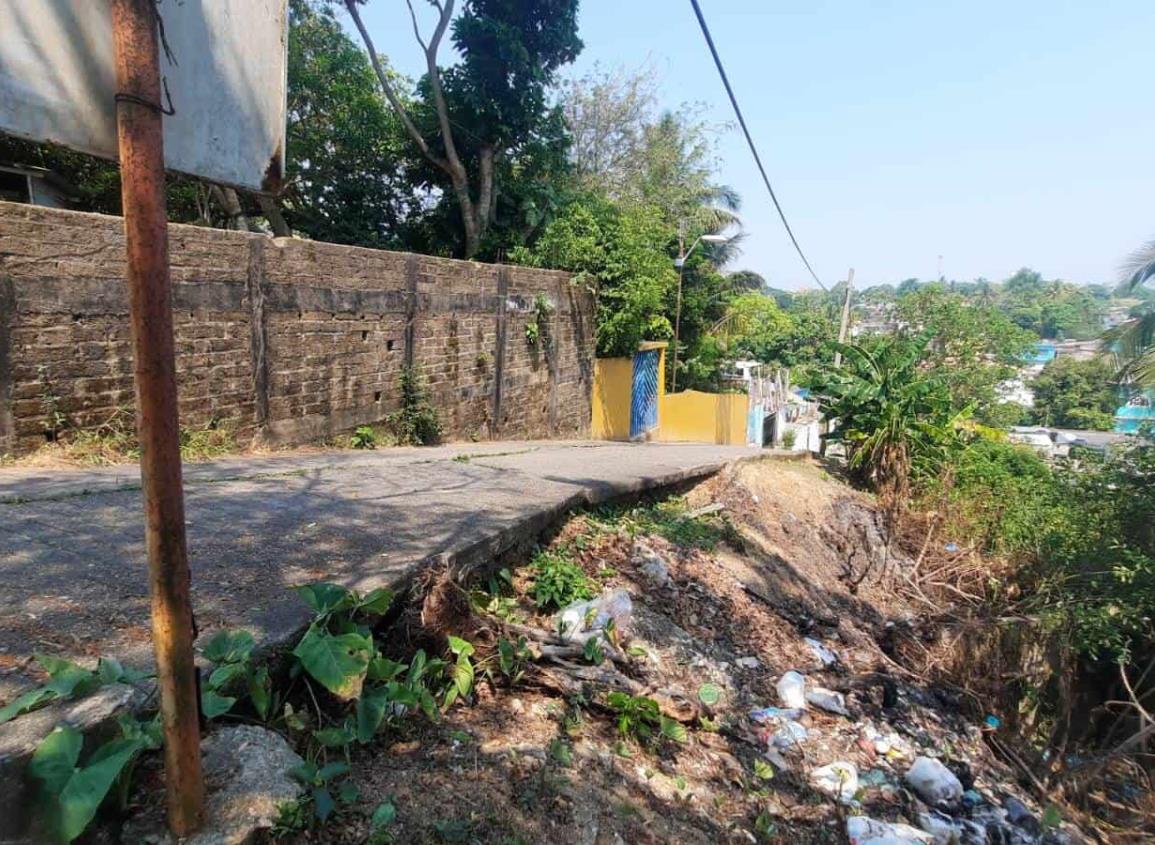 Temen colapso de calle en Agua Dulce; aplican estas medidas