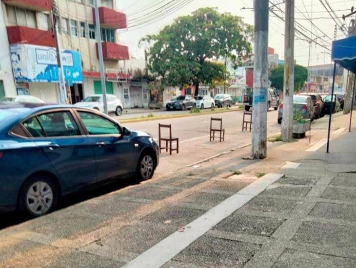 A pesar de estar prohibido, continúan apartando lugares en el centro de Coatzacoalcos