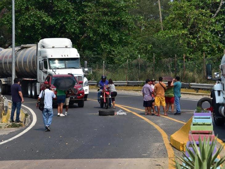 Ante falta de agua potable vecinos se manifestaron y bloquearon carretera Costera del Golfo