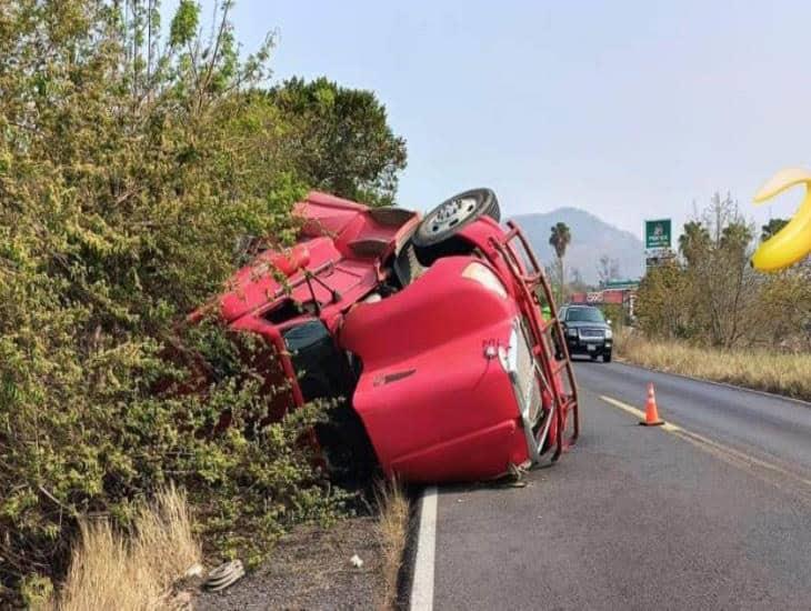 Unidad pesada termina volcada en Actopan