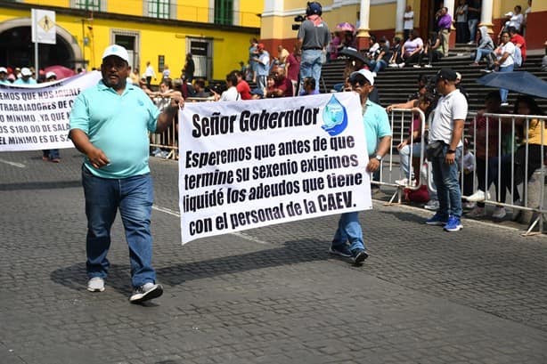 Marchan miles de veracruzanos en desfile del Día del Trabajo en Xalapa