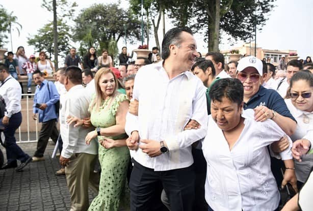 Marchan miles de veracruzanos en desfile del Día del Trabajo en Xalapa