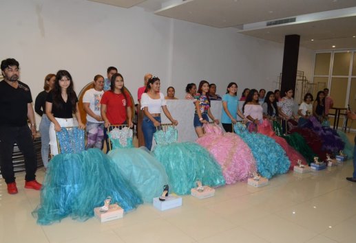 Entregan vestidos a quinceañeras de "La Magia de tus XV Años"
