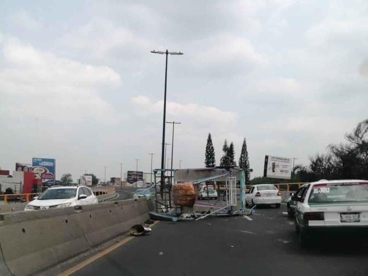 Juego mecánico termina atravesado en puente Bicentenario, en Xalapa