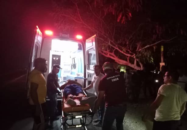 Pareja de motociclistas en Paso de Ovejas terminan en hospital tras chocas con automovilista
