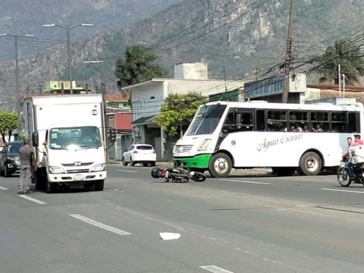 Camión de carga y motocicleta chocan en Río Blanco