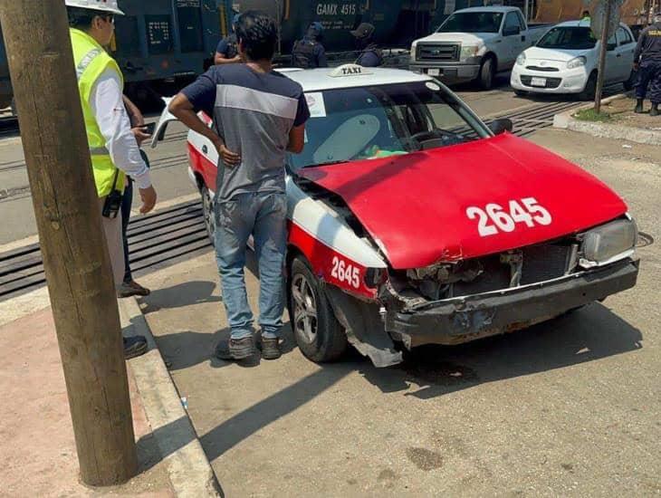 Taxi se impacta contra el tren en Coatzacoalcos