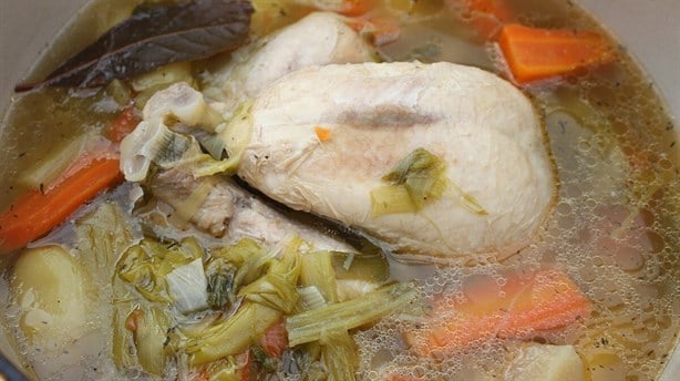 Conoce las bondades curativas del caldo de pollo