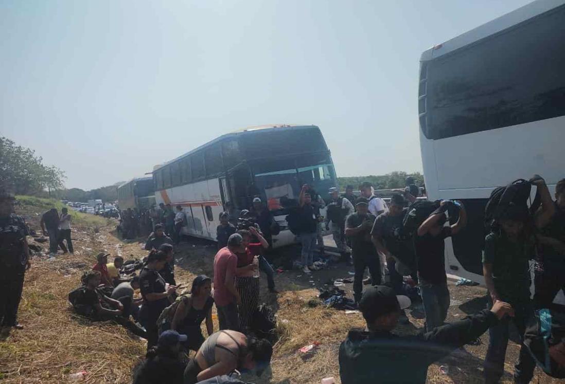 Rescatan a 407 migrantes en autobuses en Veracruz; 52 niños viajaban solos