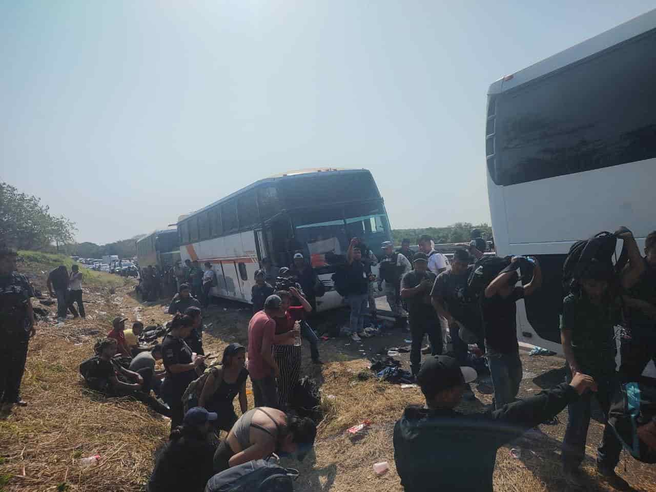 Rescatan a 407 migrantes en autobuses en Veracruz; 52 niños viajaban solos