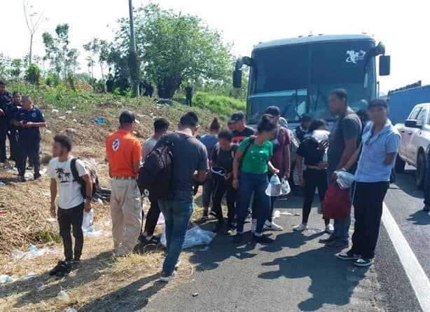 Rescatan a 407 migrantes en autobuses en Veracruz; 52 niños viajaban solos