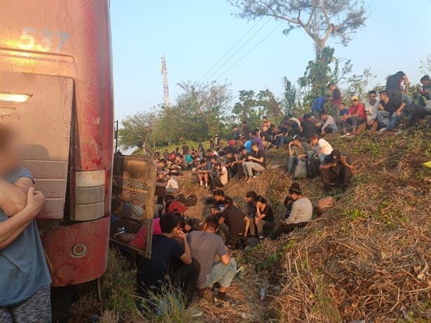 Rescatan a 407 migrantes en autobuses en Veracruz; 52 niños viajaban solos