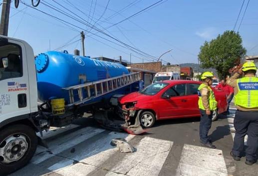 Fuerte choque entre camión con pipa de gas y auto; ¡causan movilización en Orizaba!