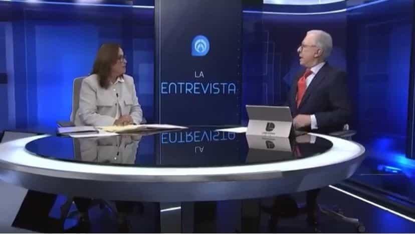 Rocío Nahle exhibe copia de carpeta azul en entrevista nacional