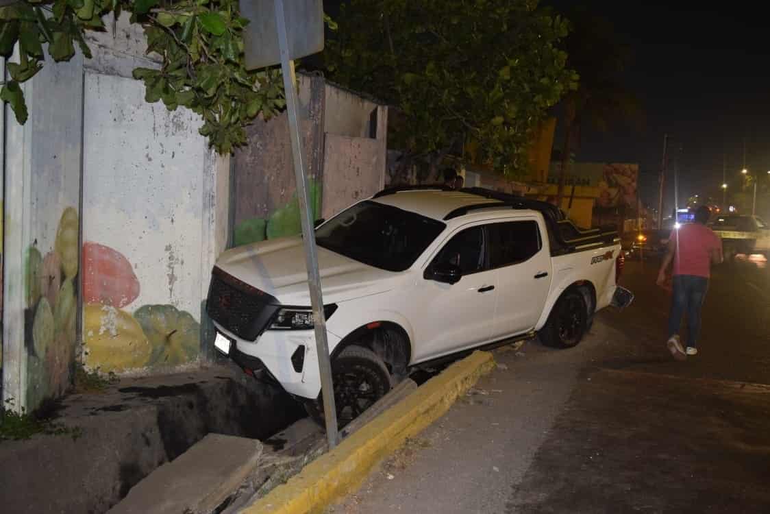 Camioneta se estrella contra la barda del mercado Malibrán en Veracruz