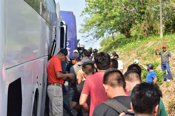 Abandonan a más de 500 migrantes en la Cosolea-Acayucan; 200 presentaban deshidratación | VIDEO