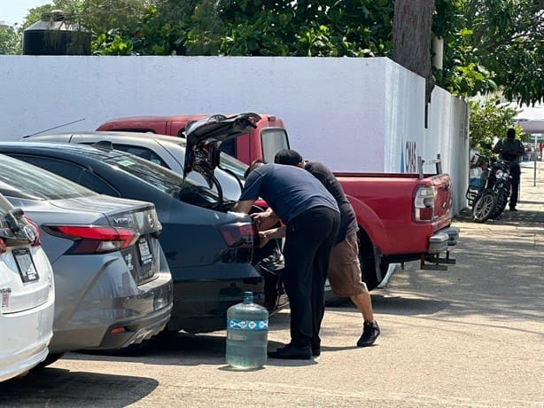 Falta de agua se agudiza en Coatzacoalcos; acuden a CMAS en busca del vital líquido | VIDEO