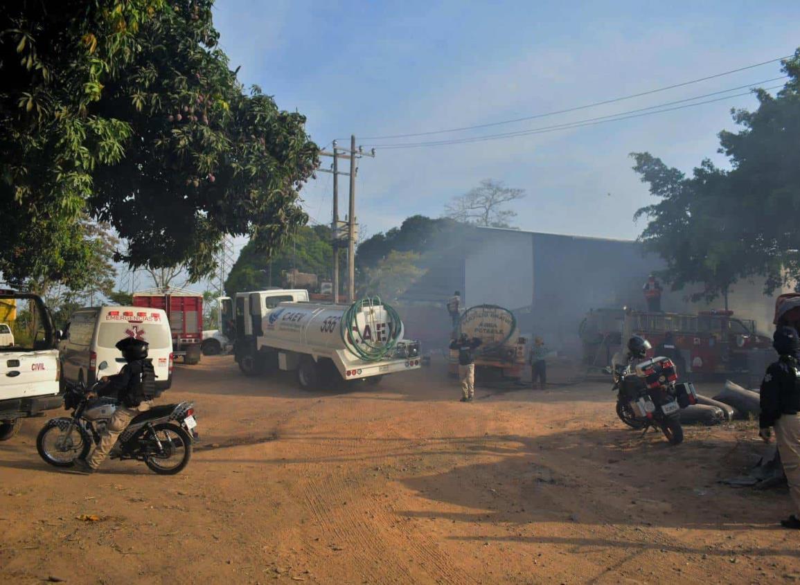 Se incendia bodega de insumos y forraje en Oluta 