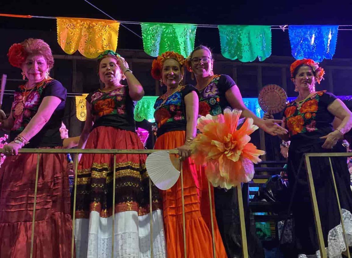 Celebran la víspera del Día de la Santa Cruz en Acayucan con regada de frutas y regalos | VIDEO