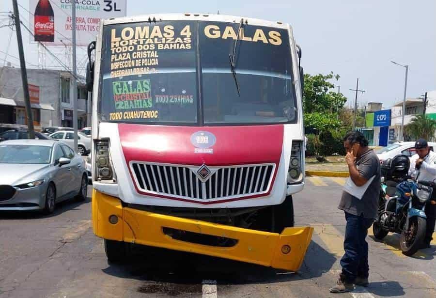 Chocan autobús de pasajeros y camioneta en colonia Formando Hogar, en Veracruz