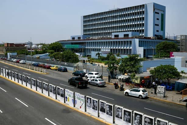 Colocan fotografías de desaparecidos sobre la avenida Cuauhtémoc, en Veracruz