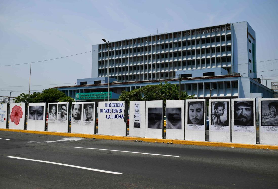 Colocan fotografías de desaparecidos sobre la avenida Cuauhtémoc, en Veracruz