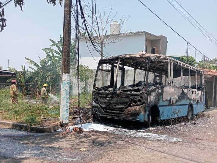 Se incendia autobús que estaba abandonado en calles de San Andrés Tuxtla