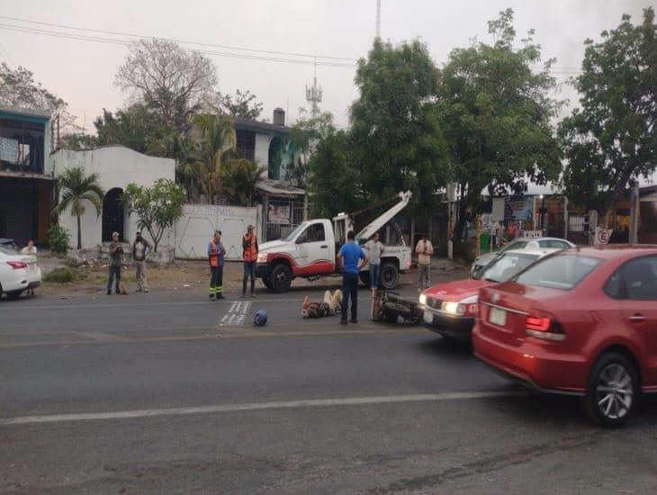 Motociclista en Cardel recibe primeros auxilios tras choque con automóvil