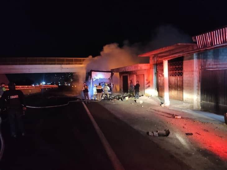 Caja de un camión de carga termina calcinada, en Nogales