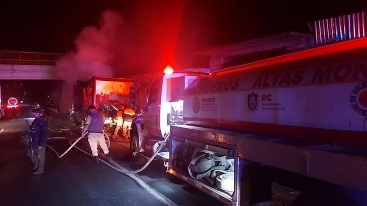 Caja de un camión de carga termina calcinada, en Nogales