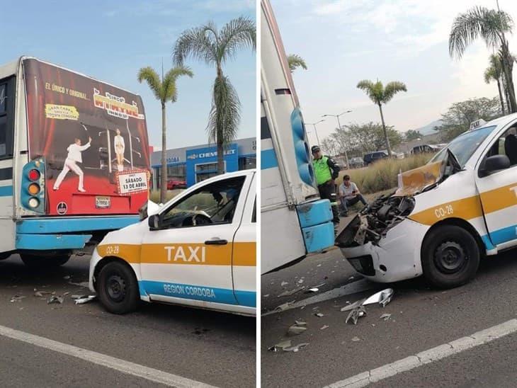 Se registra fuerte choque entre urbano y taxi en Córdoba