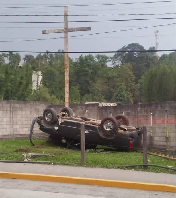 Volcadura en carretera Orizaba-La Perla deja un detenido y daños