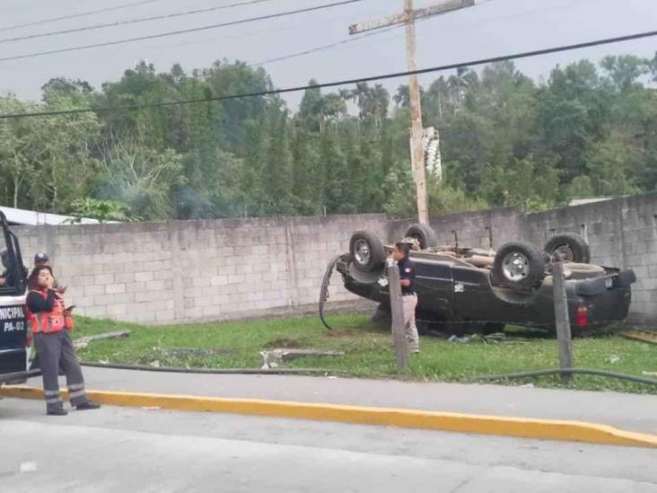 Volcadura en carretera Orizaba-La Perla deja un detenido y daños