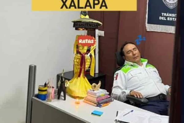 Exhiben a delegado de Tránsito en Xalapa crudo y durmiendo en su oficina