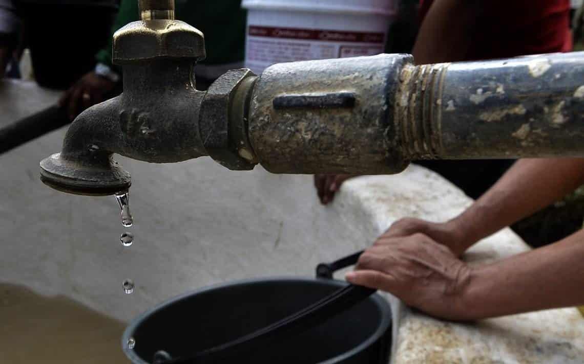 Sube nivel político de agua; no a los tinacos en Xalapa