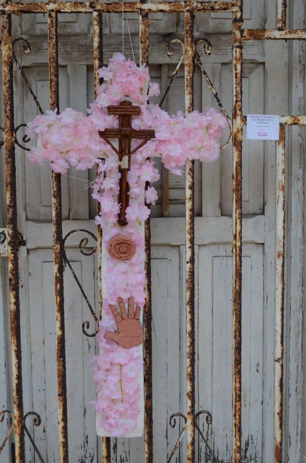 Exponen las Santas Cruces de Mayo en callejón Toña la Negra de La Huaca | VIDEO