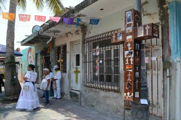 Exponen las Santas Cruces de Mayo en callejón Toña la Negra de La Huaca | VIDEO
